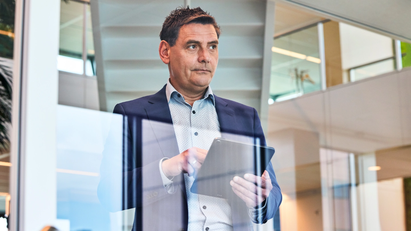 Atradius worker reflects on the news he read on his tablet