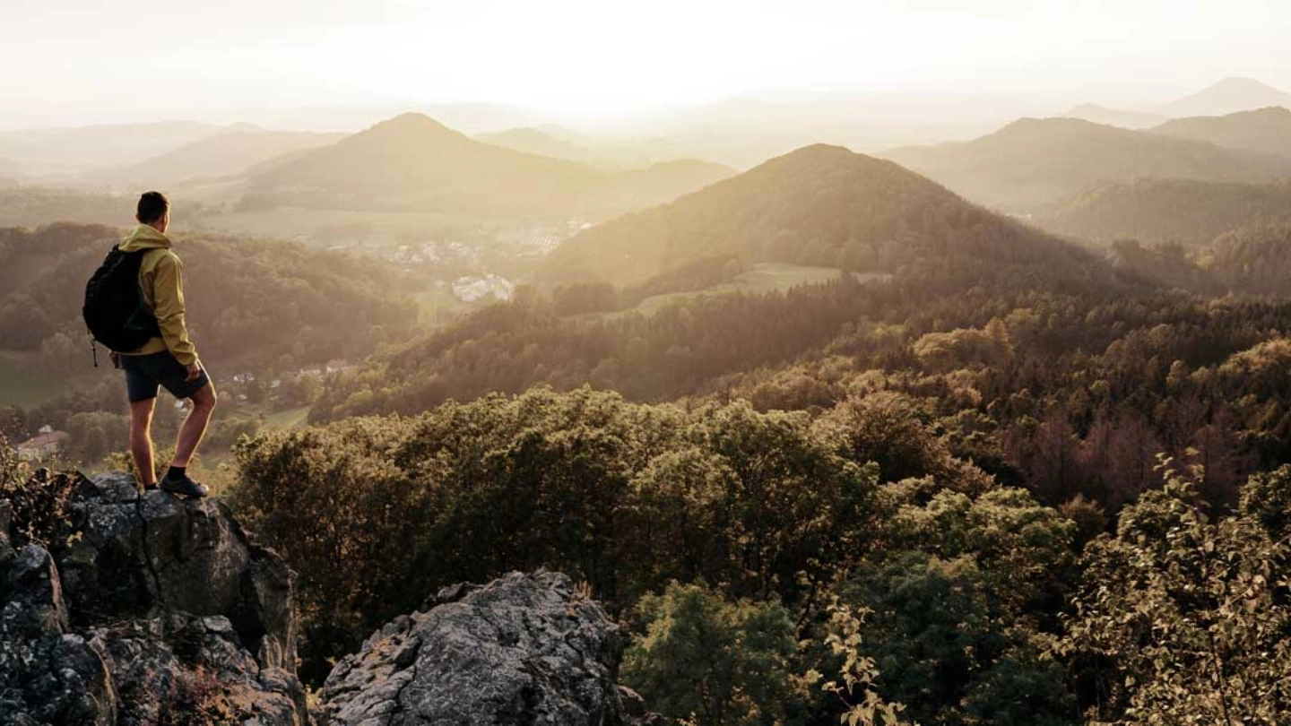 man-to-horizon-desau image